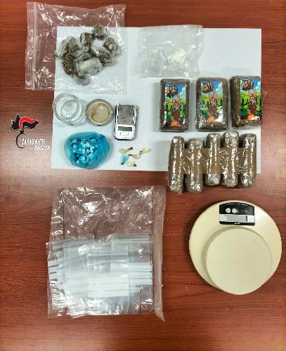 https://www.ragusanews.com/immagini_articoli/12-02-2025/35enne-ispicese-usava-casolare-abbandonato-per-deposito-della-droga-500.jpg