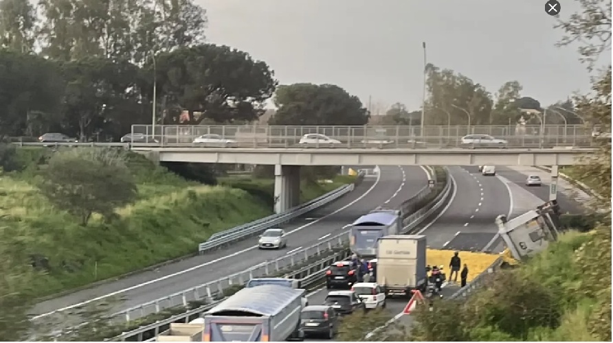 https://www.ragusanews.com/immagini_articoli/12-03-2025/autostrada-catania-messina-camion-di-limoni-si-ribalta-nei-pressi-del-casello-di-acireale-500.jpg