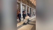 https://www.ragusanews.com/immagini_articoli/12-04-2025/papa-francesco-a-sorpresa-a-santa-maria-maggiore-con-i-naselli-per-l-ossigeno-100.jpg