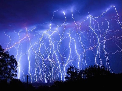 https://www.ragusanews.com/immagini_articoli/12-04-2025/tempesta-di-fulmini-in-india-muoiono-settanta-persone-per-colpa-del-cambiamento-climatico-300.jpg