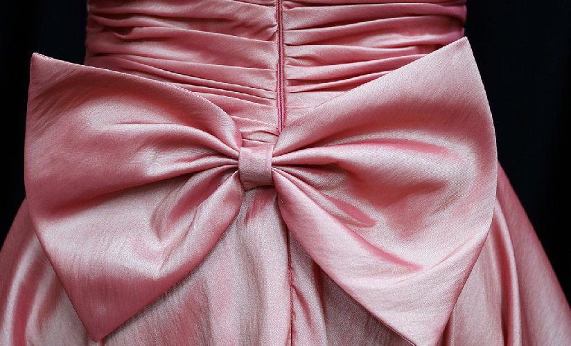 https://www.ragusanews.com/immagini_articoli/12-05-2021/il-fiocco-e-il-re-degli-accessori-moda-dell-estate-2021-500.jpg