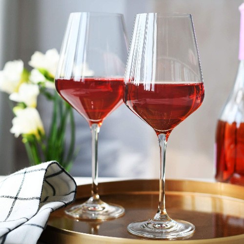 https://www.ragusanews.com/immagini_articoli/12-06-2020/i-bicchieri-da-vino-per-brindare-all-estate-post-covid-500.jpg