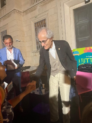 https://www.ragusanews.com/immagini_articoli/12-06-2022/1654989816-miracolo-a-ragusa-500-persone-in-silenzio-per-luciano-canfora-1-500.jpg