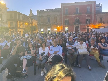 https://www.ragusanews.com/immagini_articoli/12-06-2022/miracolo-a-ragusa-500-persone-in-silenzio-per-luciano-canfora-280.jpg