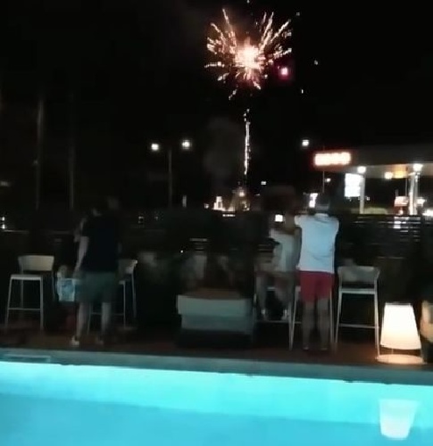 https://www.ragusanews.com/immagini_articoli/12-07-2021/modica-fuochi-d-artificio-a-bordo-piscina-o-via-con-la-pazza-folla-video-500.jpg