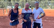 https://www.ragusanews.com/immagini_articoli/12-07-2022/rosario-fiorello-in-vacanza-a-taormina-gioca-a-tennis-100.jpg