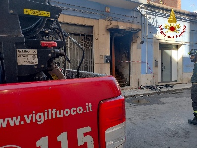 https://www.ragusanews.com/immagini_articoli/12-07-2024/vittoria-incendio-androne-palazzo-salvata-una-donna-al-quarto-piano-300.jpg