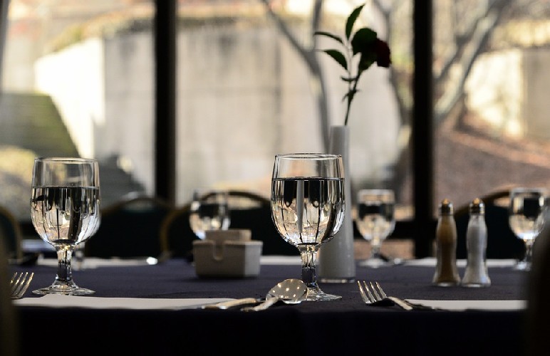 https://www.ragusanews.com/immagini_articoli/12-08-2020/acqua-durante-i-pasti-fa-bene-o-male-500.jpg