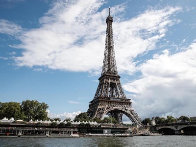 https://www.ragusanews.com/immagini_articoli/12-08-2023/allarme-bomba-alla-torre-eiffel-300.jpg