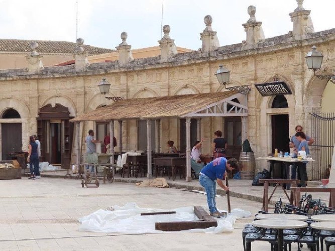 https://www.ragusanews.com/immagini_articoli/12-10-2019/1570907247-primo-ciak-per-il-film-cammilleriano-la-concessione-telefono-foto-1-500.jpg