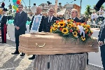 https://www.ragusanews.com/immagini_articoli/12-10-2024/funerale-sammy-basso-la-sua-lettera-un-bicchiere-alla-mia-salute-100.jpg
