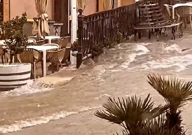 https://www.ragusanews.com/immagini_articoli/12-11-2021/ragusa-fiumi-a-ibla-laghi-a-marina-video-280.jpg