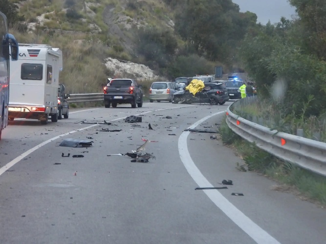 https://www.ragusanews.com/immagini_articoli/12-11-2023/1699813545-incidente-mortale-sulla-ragusa-catania-auto-contro-tir-1-500.jpg