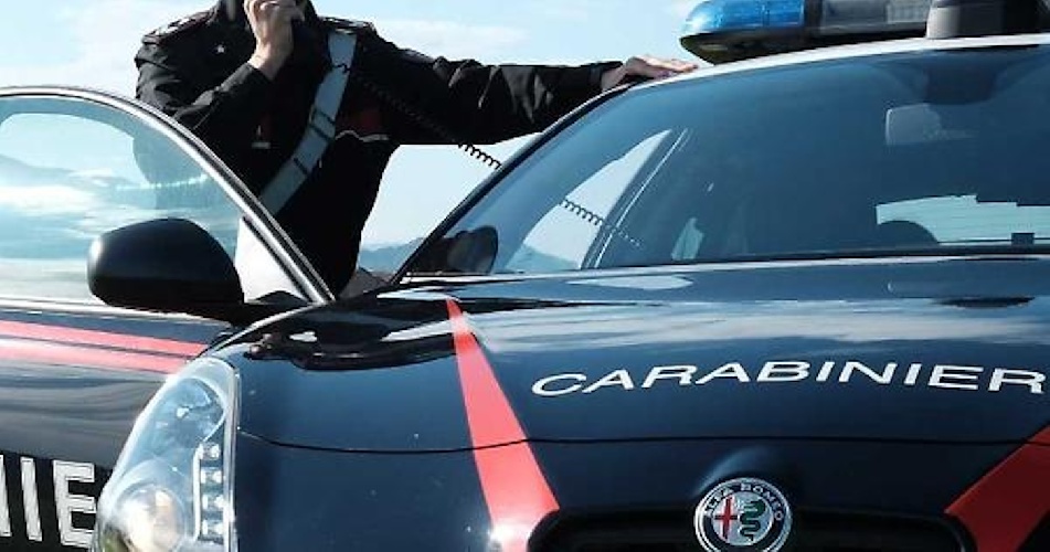 https://www.ragusanews.com/immagini_articoli/12-11-2024/calci-e-pugni-ai-carabinieri-arrestato-giovane-ragusano-a-donnalucata-500.jpg
