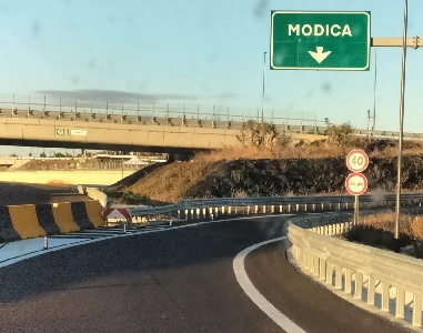 https://www.ragusanews.com/immagini_articoli/13-01-2024/lavori-sulla-a18-tra-lo-svincolo-di-rosolini-e-lo-svincolo-di-modica-300.jpg