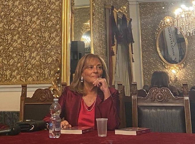 https://www.ragusanews.com/immagini_articoli/13-02-2025/libri-emma-di-rao-a-modica-con-il-romanzo-veleni-e-profumi-500.jpg