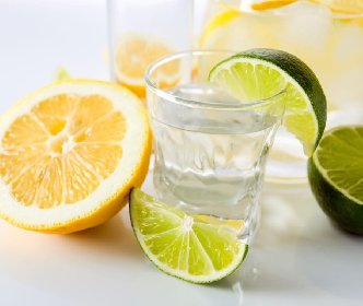 https://www.ragusanews.com/immagini_articoli/13-03-2021/perche-bere-acqua-e-limone-fa-bene-280.jpg