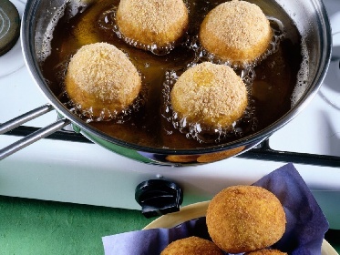 https://www.ragusanews.com/immagini_articoli/13-03-2022/manca-l-olio-si-semi-in-molti-supermercati-arancini-all-olio-d-oliva-280.jpg