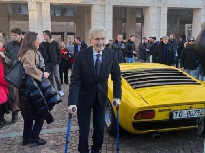 https://www.ragusanews.com/immagini_articoli/13-03-2024/1710359788-morto-marcello-gandini-il-designer-della-lamborghini-miura-2-500.jpg