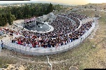 https://www.ragusanews.com/immagini_articoli/13-03-2025/stagione-inda-2025-sonia-bergamasco-vinicio-marchioni-e-lella-costa-al-teatro-greco-di-siracusa-100.jpg