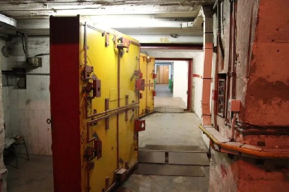 https://www.ragusanews.com/immagini_articoli/13-04-2022/1649830569-dentro-il-bunker-antiatomico-piu-grande-d-italia-nell-ex-base-nato-foto-1-280.jpg