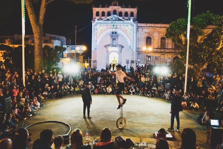 https://www.ragusanews.com/immagini_articoli/13-04-2024/scenica-festival-2024-a-vittoria-500.jpg