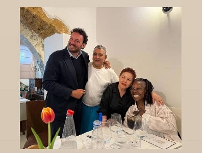 https://www.ragusanews.com/immagini_articoli/13-04-2025/1744570751-whoopi-goldberg-con-aereo-privato-all-aeroporto-di-catania-1-300.jpg