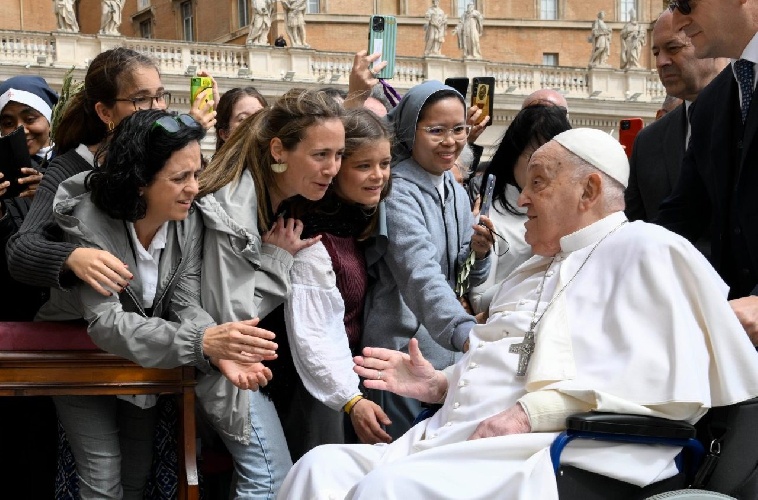 https://www.ragusanews.com/immagini_articoli/13-04-2025/papa-francesco-di-nuovo-in-piazza-buona-domenica-delle-palme-a-tutti-500.jpg