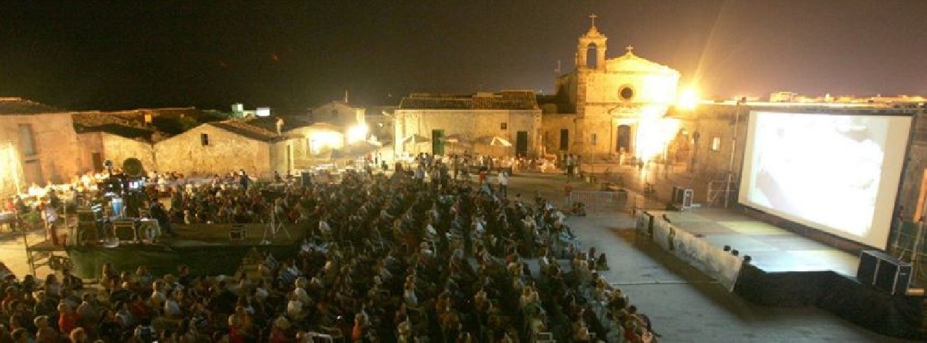 https://www.ragusanews.com/immagini_articoli/13-06-2018/marzamemi-festival-cinema-frontiera-slitta-settembre-500.jpg