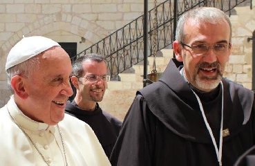 https://www.ragusanews.com/immagini_articoli/13-06-2018/padre-chiese-bergoglio-parcheggiargli-auto-240.jpg