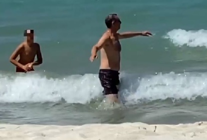 https://www.ragusanews.com/immagini_articoli/13-07-2021/amadeus-a-mollo-col-figlio-nel-mare-di-sciacca-video-280.jpg