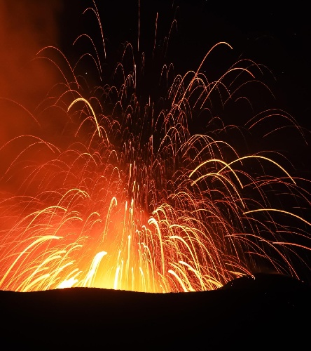 https://www.ragusanews.com/immagini_articoli/13-07-2024/1720906850-nuova-spettacolare-eruzione-del-nostro-vulcano-etna-foto-1-500.jpg
