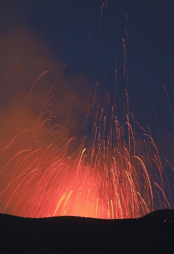 https://www.ragusanews.com/immagini_articoli/13-07-2024/1720906853-nuova-spettacolare-eruzione-del-nostro-vulcano-etna-foto-3-500.jpg