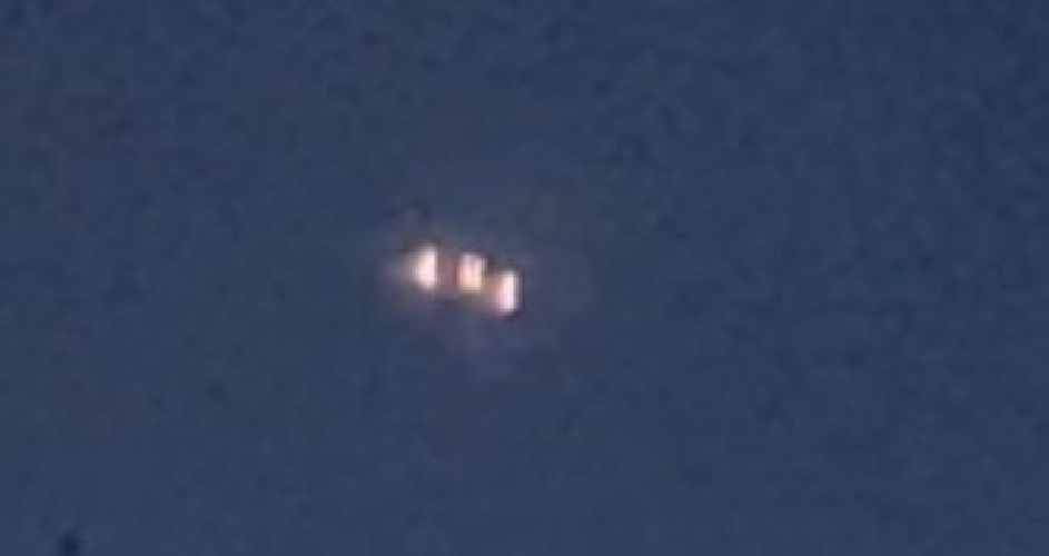 https://www.ragusanews.com/immagini_articoli/13-10-2021/triangolo-nero-con-tre-luci-se-non-e-un-ufo-questo-video-500.jpg