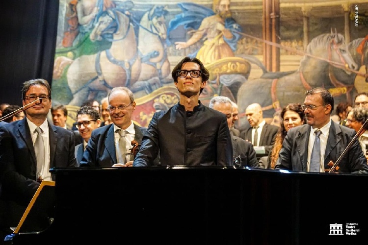 https://www.ragusanews.com/immagini_articoli/13-11-2023/l-orchestra-del-teatro-bellini-di-catania-e-l-omaggio-a-gershwin-a-modica-500.jpg