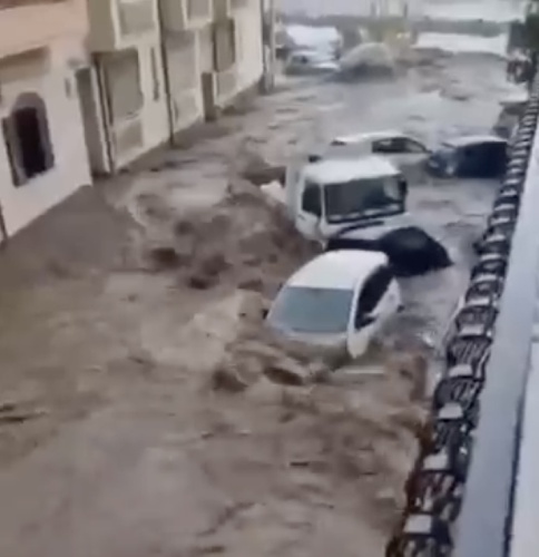 https://www.ragusanews.com/immagini_articoli/13-11-2024/alluvione-torre-archirafi-una-donna-grida-la-mia-macchina-se-ne-sta-andando-a-mare-video-500.jpg