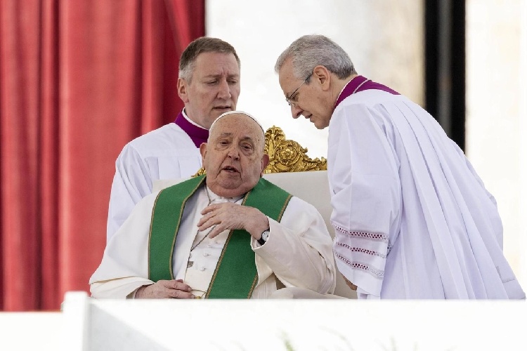 https://www.ragusanews.com/immagini_articoli/14-02-2025/papa-francesco-ricoverato-al-gemelli-accertamenti-e-cure-per-la-bronchite-500.jpg