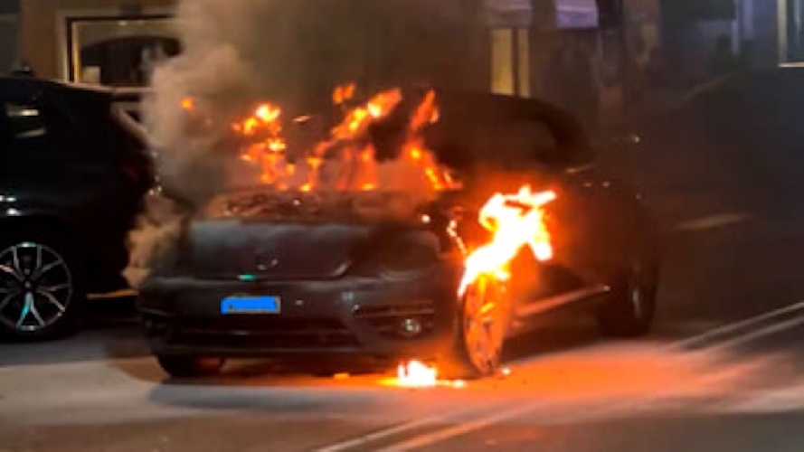https://www.ragusanews.com/immagini_articoli/14-04-2025/scicli-brucia-una-bmw-al-quartiere-jungi-500.jpg