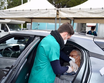 https://www.ragusanews.com/immagini_articoli/14-06-2021/covid-sicilia-angosce-e-raccomandazioni-paralizzano-la-campagna-vaccinale-280.jpg