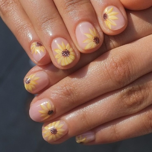 https://www.ragusanews.com/immagini_articoli/14-07-2022/unghie-e-nail-art-colori-e-trend-per-l-estate-2022-500.jpg