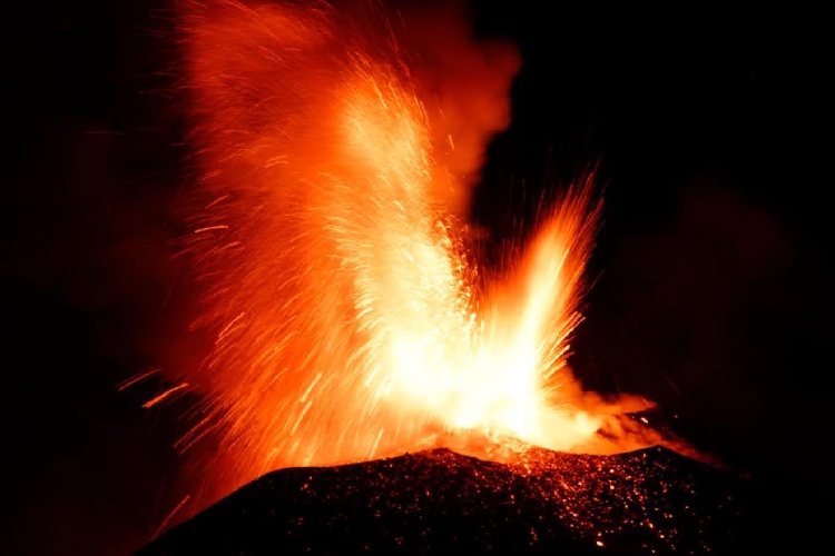 https://www.ragusanews.com/immagini_articoli/14-08-2023/eruzione-dell-etna-14-agosto-2023-la-foto-500.jpg
