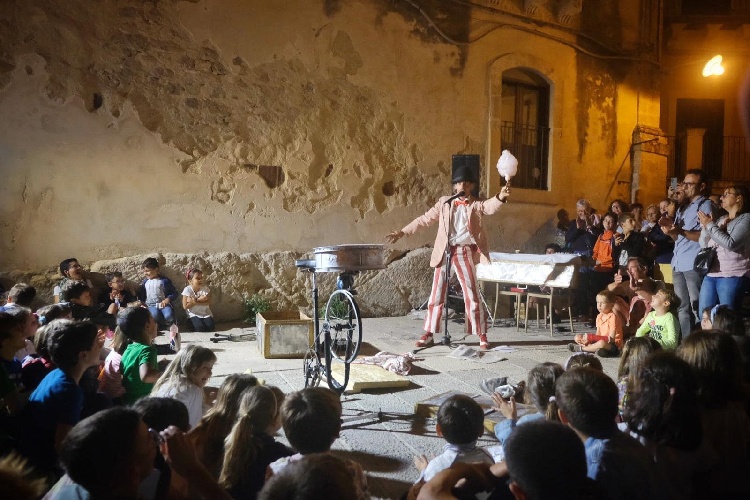 https://www.ragusanews.com/immagini_articoli/14-10-2023/e-il-giorno-dei-buskers-a-ibla-500.jpg