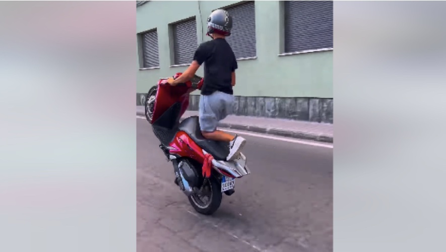 https://www.ragusanews.com/immagini_articoli/14-11-2023/17enne-con-lo-scooter-flagello-di-dio-preso-dopo-video-virale-sul-web-500.jpg