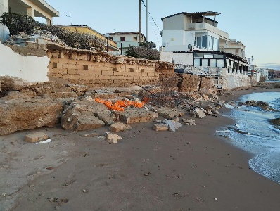 https://www.ragusanews.com/immagini_articoli/15-01-2024/ecco-la-spiaggia-di-punta-secca-i-crolli-l-inerzia-300.jpg