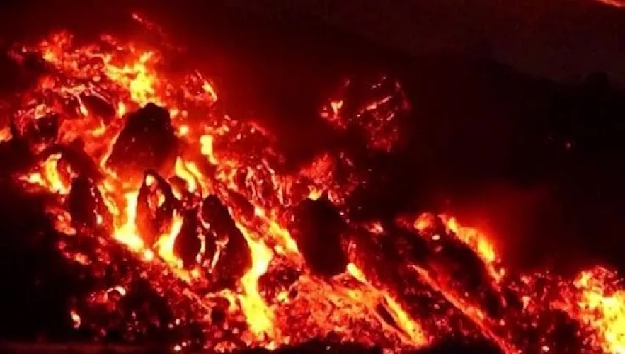 https://www.ragusanews.com/immagini_articoli/15-02-2025/etna-in-6-giorni-un-milione-di-metri-cubi-di-lava-le-spettacolari-immagini-notturne-500.jpg