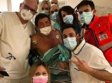 https://www.ragusanews.com/immagini_articoli/15-03-2021/gianni-morandi-sta-meglio-e-fa-selfie-in-ospedale-coi-medici-foto-280.jpg