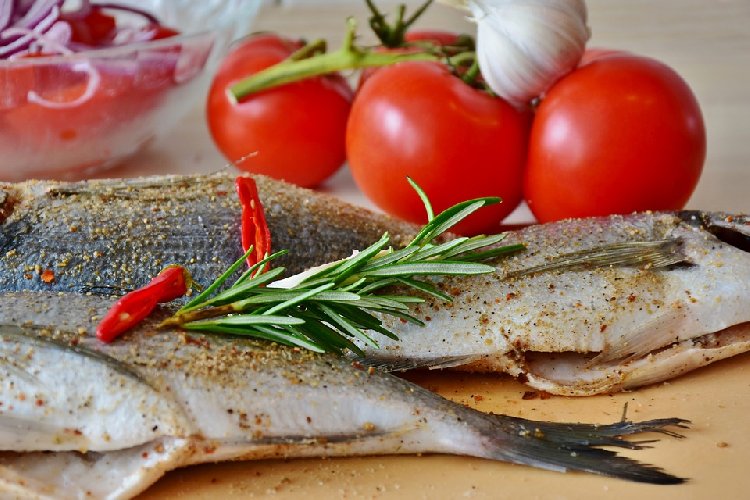 https://www.ragusanews.com/immagini_articoli/15-03-2021/pesce-per-la-dieta-quale-scegliere-500.jpg