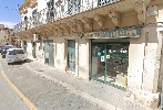 https://www.ragusanews.com/immagini_articoli/15-03-2025/furto-con-effrazione-al-market-di-san-giuseppe-a-scicli-vetrata-presa-a-pietrate-100.jpg