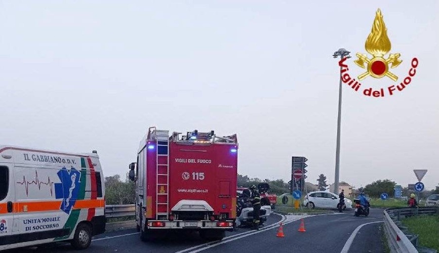 https://www.ragusanews.com/immagini_articoli/15-03-2025/minicar-si-ribalta-paura-ad-acireale-500.jpg