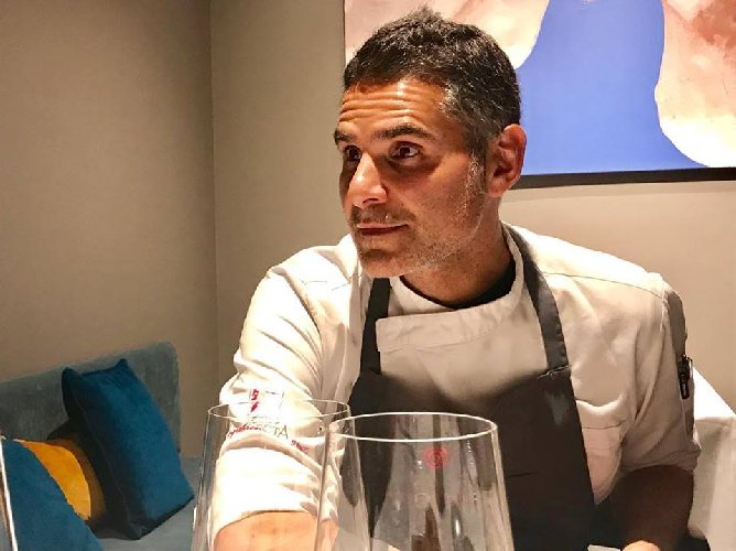https://www.ragusanews.com/immagini_articoli/15-04-2018/marco-baglieri-crocifisso-meritano-stella-michelin-500.jpg